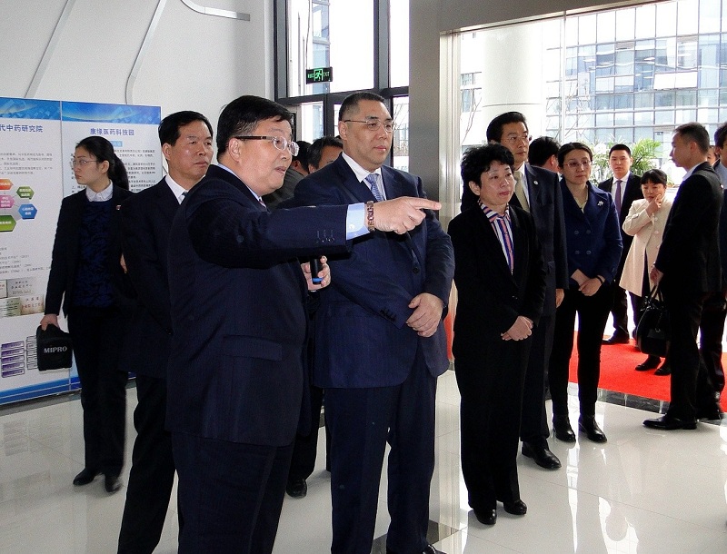 澳门特首崔世安率团考察南京塞班岛线路检测中心医药科技园